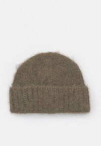 Brun strikket beanie lavet af blødt, fuzzy materiale, med en ribbet kant og rund top. Tekstureret overflade med et fuzzy udseende.