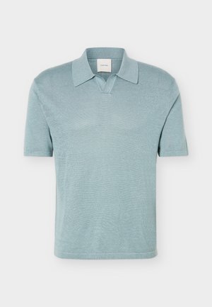 Hellblaues, kurzärmliges Strick-Poloshirt mit offenem Kragen und kleinem V-Ausschnitt, auf weißem Hintergrund dargestellt.