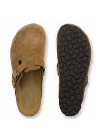 Braune Wildledersandalen mit einem einzelnen Riemen und einer Metallsteckschließe. Die Außensohle weist ein schwarzes, strukturiertes Muster für besseren Halt auf.