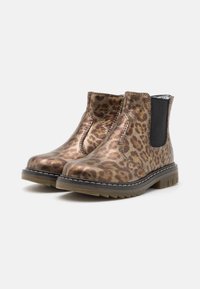 Brązowe botki chelsea w leopardzi wzór z elastycznymi panelami bocznymi, okrągłymi noskami i teksturowanymi gumowymi podeszwami. Akcenty szwów wzdłuż krawędzi.