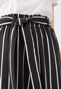 Stradivarius Stoffhose - black