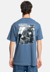 DC Shoes - WHEREABOUTS - T-Shirt print - by vintage indigo Thumbnail-Bild 1