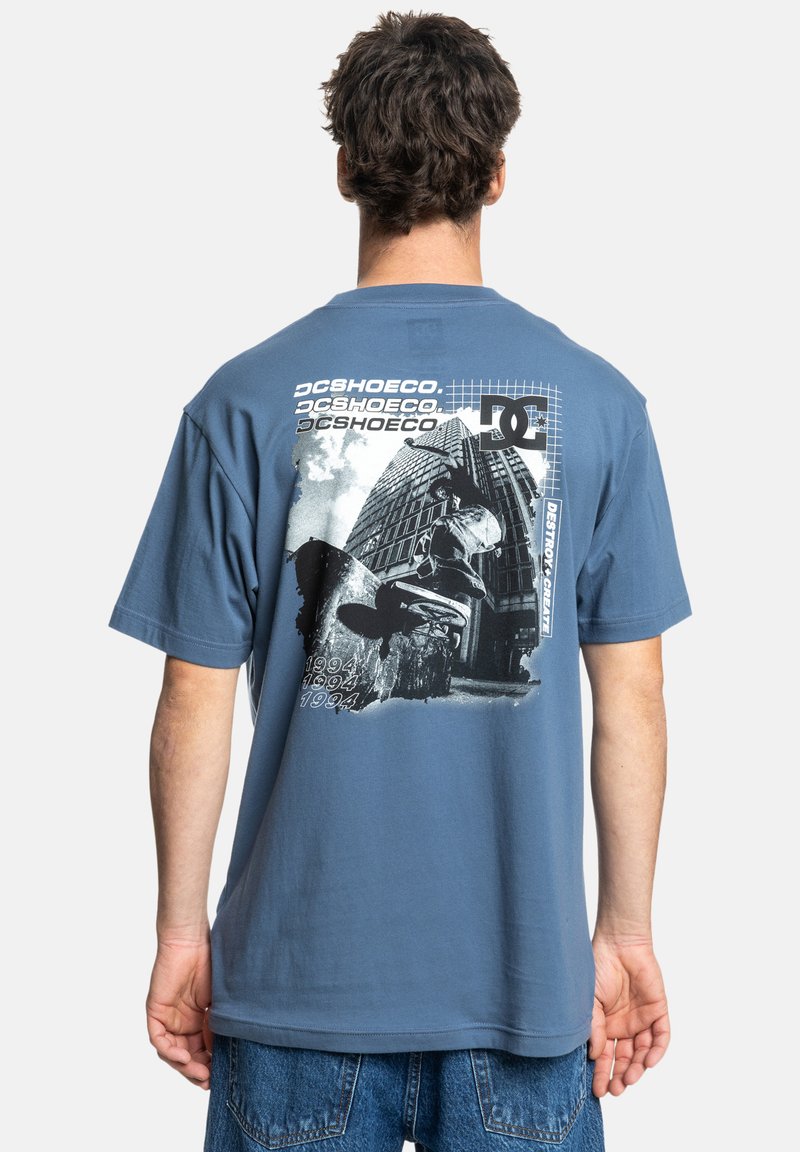 DC Shoes - WHEREABOUTS - T-Shirt print - by vintage indigo, Vergrößern