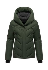 Groene pufferjack met een grote, afgeronde capuchon, chevron-quiltpatroon en zwarte voering met verborgen drukknoopsluiting.