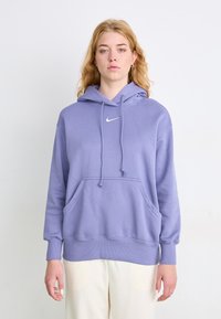 Pullover com capuz em algodão roxo claro, com um bolso frontal. Apresenta um capuz com cordão e um pequeno logótipo branco no peito. Punhos e bainha canelados.