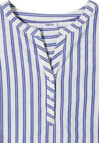 Chemise blanche à rayures bleues verticales, col rond et patte de boutonnage partielle avec trois boutons blancs et étiquette de marque "Cecil".