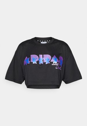 Schwarzes, verkürztes T-Shirt aus leichtem Material mit großen lila und blauen Grafiken sowie Designelementen auf der Vorderseite und kurzen Ärmeln.