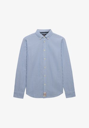 Niebiesko-biała koszula w pionowe paski z długim rękawem, zapinana na guziki, z kołnierzykiem zapinanym na guziki i małą metką z przodu przy dolnym brzegu.