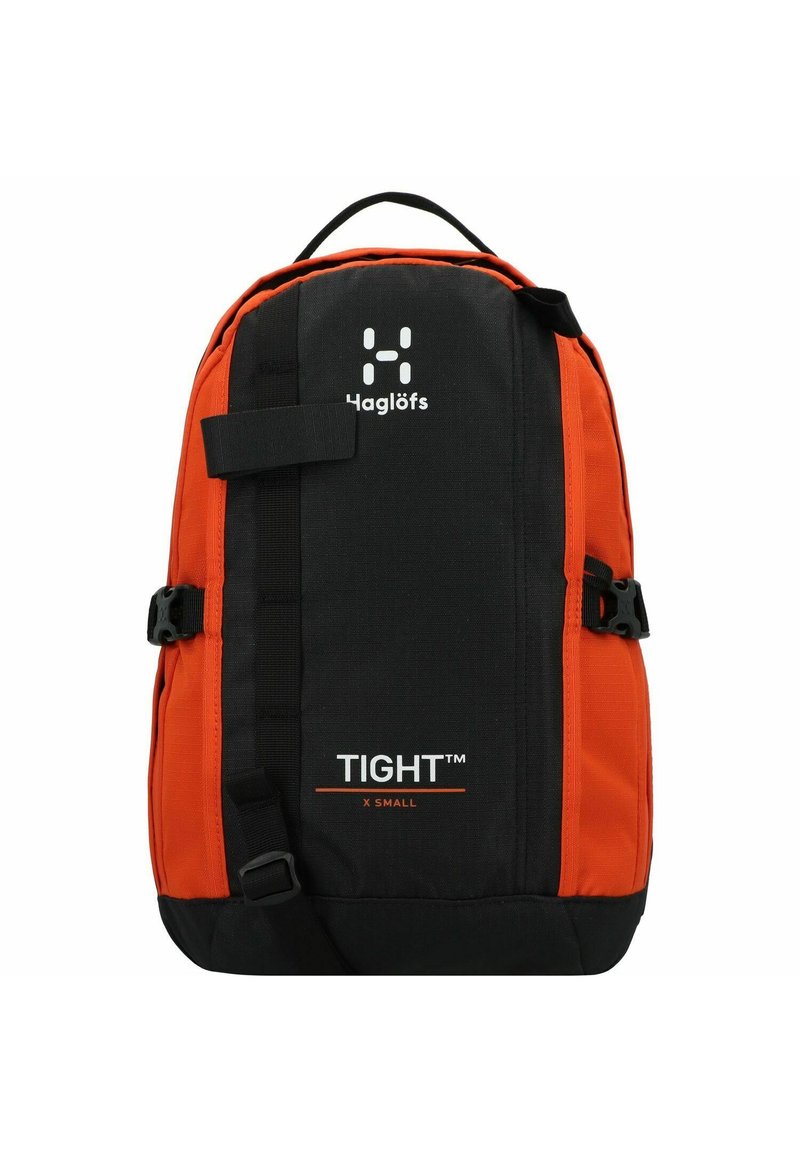 Mochila con un cuerpo negro y acentos naranjas, fabricada en un material duradero. Incluye correas ajustables y un bolsillo frontal.