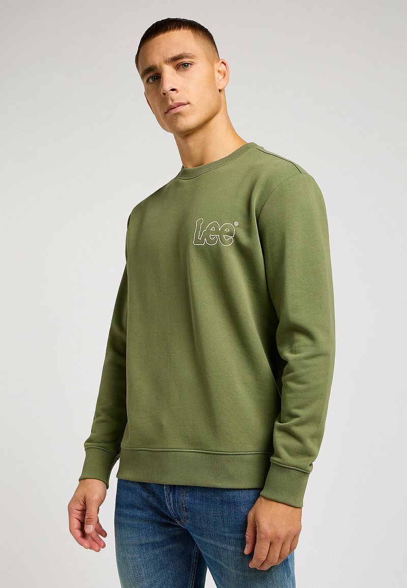 Sudadera verde oliva hecha de tela suave, con un cuello y puños acanalados, y el logo "Lee" bordado en el pecho.