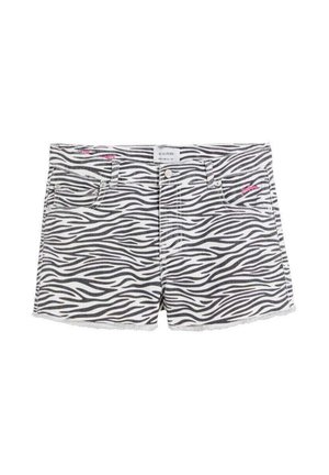 Pantalones cortos de denim blancos con rayas negras de cebra, bolsillos frontales, trabillas para cinturón y dobladillos desflecados.