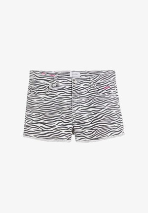 Pantalones cortos de denim blancos con rayas negras de cebra, bolsillos frontales, trabillas para cinturón y dobladillos desflecados.