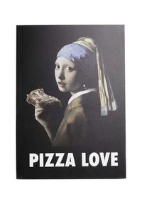 Naslovnica knjige prikazuje devojku u plavoj marami koja drži komad pice, sa naslovom "PIZZA LJUBAV" napisanim podebljanim belim slovima na crnoj pozadini.