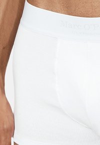 Weiße Boxer-Briefs mit gerippter Textur und einem elastischen Bund, der mit "Marc O'Polo" geprägt ist. Für Komfort und Passform entworfen.