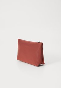 Pouch rettangolare realizzato in materiale terracotta liscio e opaco, con chiusura a zip superiore e dettagli di cucitura discreti.