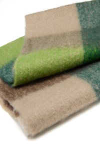 Coperta in lana con un grande motivo a quadri nelle tonalità di verde, beige e blu scuro, con una finitura morbida e textured.