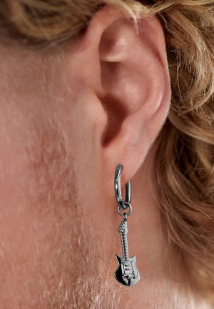 Sølv guitar charm ørering med en hoop vedhæftning. Charmerne har detaljer med strenge og kropstype, hængende under øreflippen.