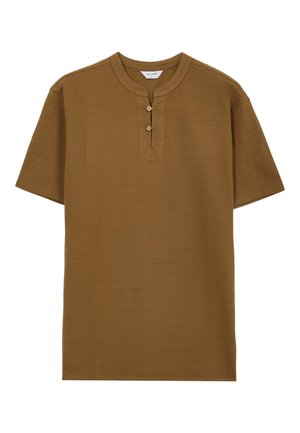 Maglietta henley marrone a maniche corte con scollo rotondo e due bottoni sulla patta frontale, realizzata in tessuto strutturato.