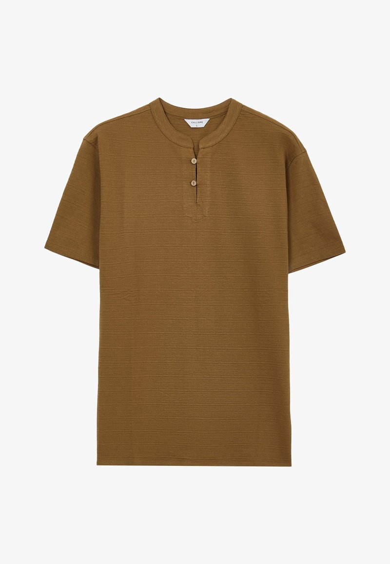 Chemise henley marron à manches courtes avec col rond et deux boutons sur la patte de boutonnage devant, fabriquée en tissu texturé.
