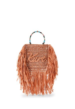 Hnedá tkaná kabelka s dlhými strapcami po stranách a na spodku, a farebným korálkovým úchytom.