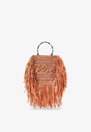 Hnedá tkaná kabelka s dlhými strapcami po stranách a na spodku, a farebným korálkovým úchytom.