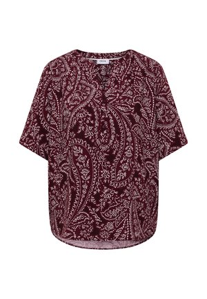 Bordeauxrode blouse met korte mouwen, wit paisley bloemenpatroon, ronde hals en een knoopsluiting met drie knopen aan de voorkant.