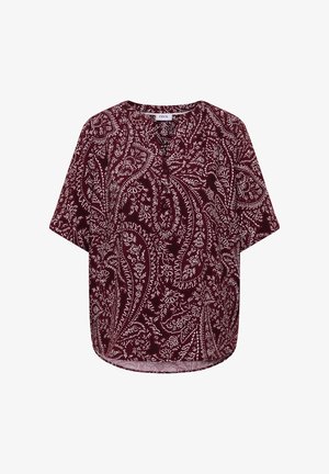Bordeauxrode blouse met korte mouwen, wit paisley bloemenpatroon, ronde hals en een knoopsluiting met drie knopen aan de voorkant.