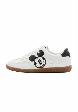 Trainers - white