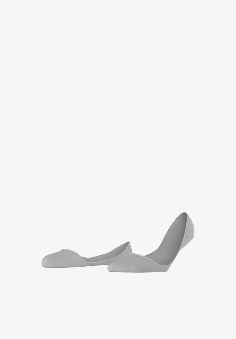 Paire de chaussettes invisibles gris clair, l'une posée à plat et l'autre partiellement étirée pour montrer la forme et la texture du tissu.