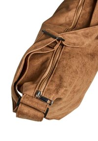 Borsa in suede marrone con forma rettangolare, dotata di zipper superiore, dettagli cuciti e un particolare in metallo sulla tracolla.
