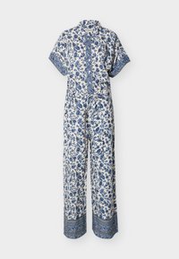 Λευκή ολόσωμη φόρμα με μπλε λουλουδάτο μοτίβο, κοντά μανίκια, εμπρόσθιο άνοιγμα με κουμπιά, γιακά, κορδόνι μέσης και φαρδιά πόδια με μανσέτες με σχέδιο.