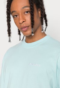 Pegador LOGO TEE - T-shirt básica - washed turquoise
