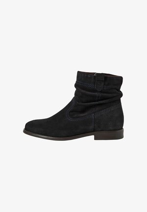 Bottine en suede noire avec un design froncé, des coutures contrastées en bleu, un talon plat et un bout arrondi. Dispose d'une languette arrière pour un enfilage facile.