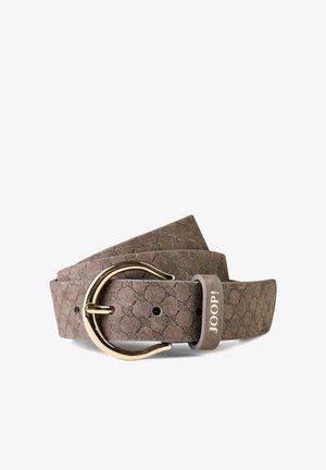Taupekleurige leren riem met een reliëf geometrisch patroon, gouden gebogen gesp en het "JOOP!" logo op de riemlus.