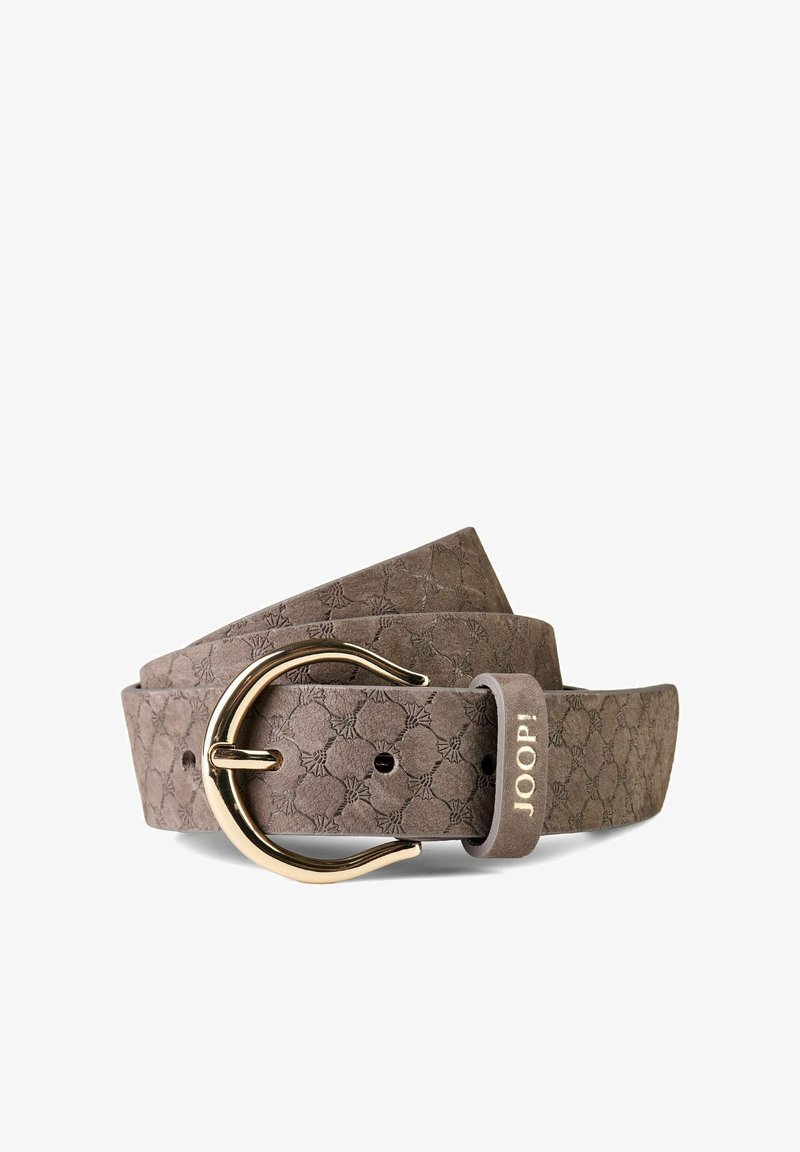 Taupekleurige leren riem met een reliëf geometrisch patroon, gouden gebogen gesp en het "JOOP!" logo op de riemlus.