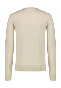 Beżowy sweter z długim rękawem i okrągłym dekoltem, widoczny z tyłu, z prążkowanymi mankietami i dołem, wykonany z gładkiego dzianiny.