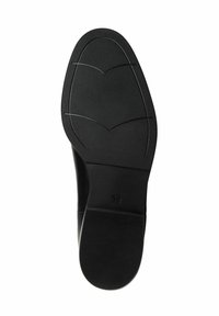 Suola di scarpa nera in materiale gommoso testurizzato, caratterizzata da un motivo a spina di pesce e un lieve tacco. Taglia contrassegnata come 36.