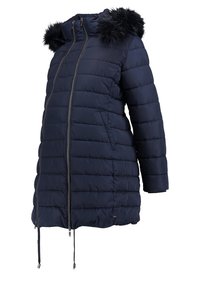 Marinblå puffjacka med huva i konstpäls, framzip-öppning och sidofickor. Har ett horisontellt quiltat mönster och justerbara dragsnören i nederkant.