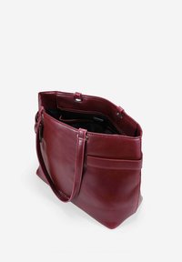 Bolso tote de cuero burdeos con dos asas, compartimento principal grande y un bolsillo exterior plano. Textura suave con un diseño estructurado.