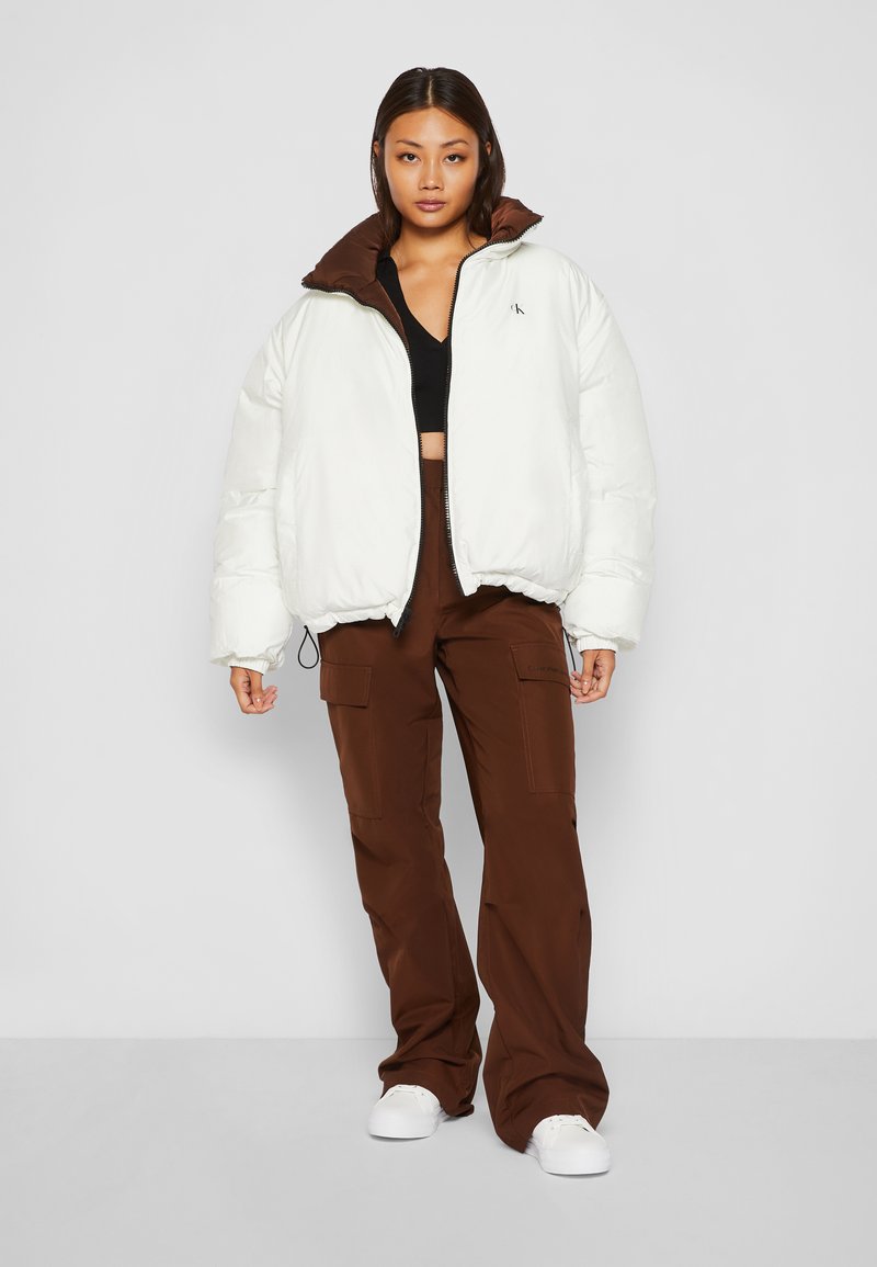 Calvin Klein Jeans REVERSIBLE 90S PUFFER - Winter jacket - ivory 