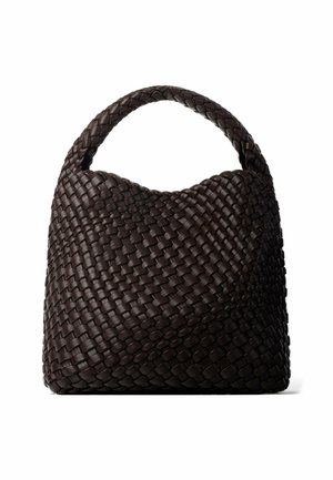 Ciemnobrązowa pleciona skórzana torebka z zaokrąglonym uchwytem i miękkim, luźnym, prostokątnym kształtem na białym tle.