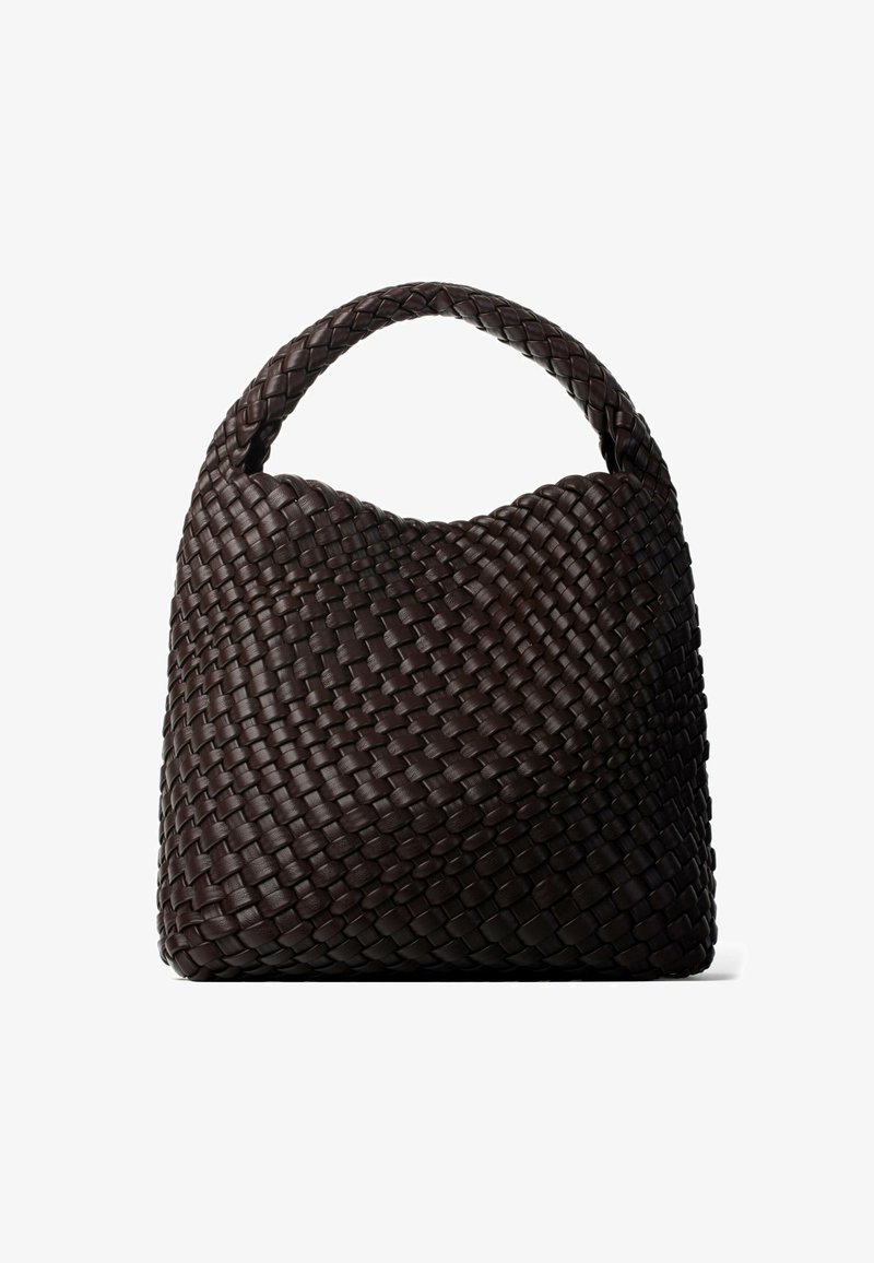 Sac à main en cuir tressé brun foncé avec une poignée arrondie et une forme rectangulaire souple et décontractée sur fond blanc.