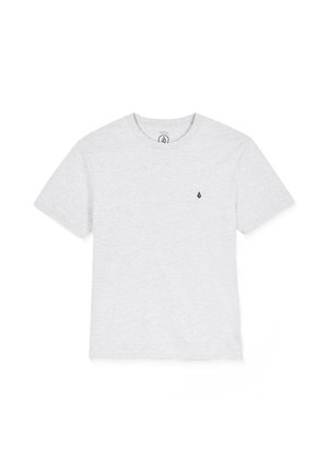T-shirt gris à manches courtes en tissu doux, avec un col rond et un petit logo noir sur la poitrine gauche. Design et texture simples.