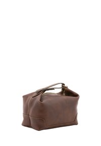 Bruine leren tas met een rechthoekige vorm, zichtbare stikselaccenten, een ritssluiting en twee korte handvatten bovenaan.