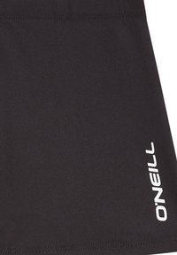 Črne kopalne hlačke iz gladkega materiala s ravnim krojem. Imajo belo oznako "O'NEILL" na spodnji desni strani.