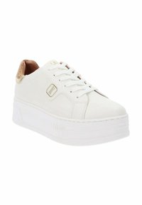 Białe sneakersy na platformie z gładkiej skóry, okrągłym czubku i metalicznymi akcentami na pięcie, z wyściełaną podeszwą dla wygody.
