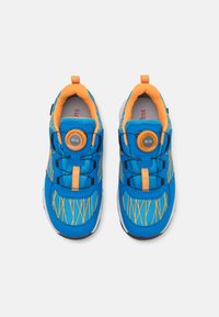 Niebieskie buty sportowe z pomarańczowymi akcentami, siatkowa cholewka, zaokrąglony czubek, system sznurowania boa oraz teksturowany wzór po bokach. Standardowa gumowa podeszwa.