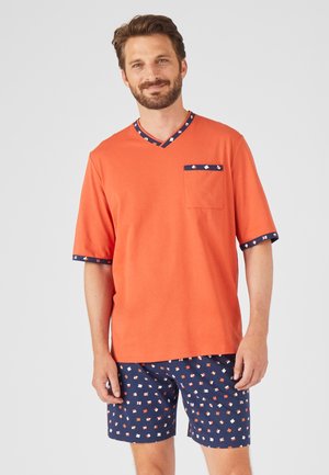 Herren-Loungewear-Set mit einem orangefarbenen T-Shirt mit kurzem Arm und V-Ausschnitt sowie dunkelblauen Shorts mit einem geometrischen Muster in Rot-, Weiß- und Blautönen.