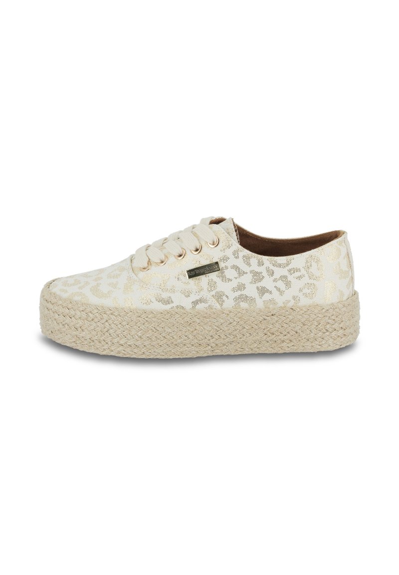 Sneaker espadrilles beige con una stampa animale testurizzata, caratterizzate da lacci tondi e una suola intrecciata spessa. Inclusi sottili dettagli metallici.