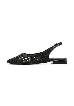 Scarpa slingback nera intrecciata con punta affilata, caratterizzata da una tomaia testurizzata, tacco a blocco piccolo e dettaglio con cinturino regolabile.